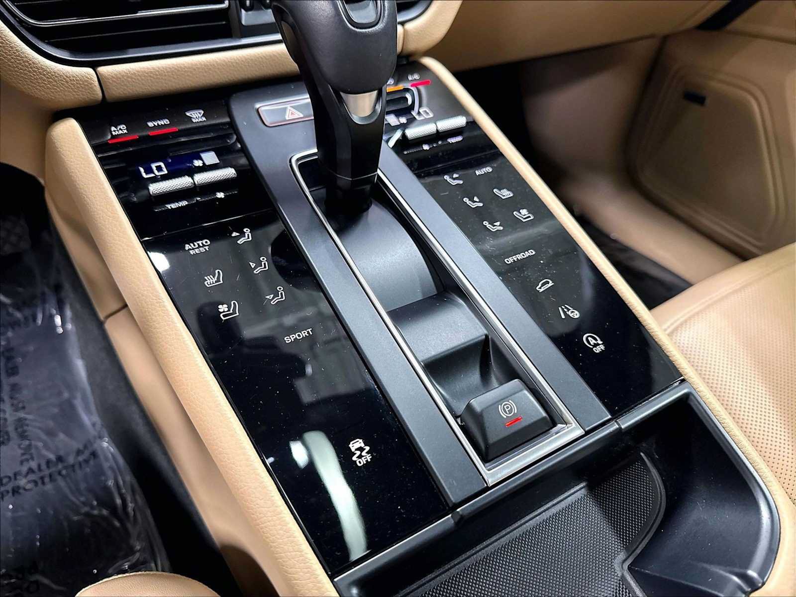 Used 2024 Porsche Macan AWD/4WD image 40