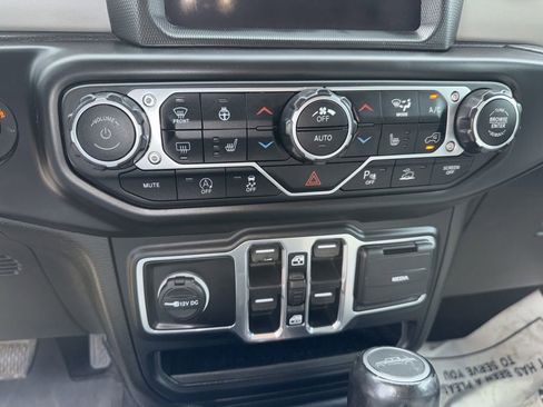 Used 2023 Jeep Gladiator Overland AWD/4WD image 14