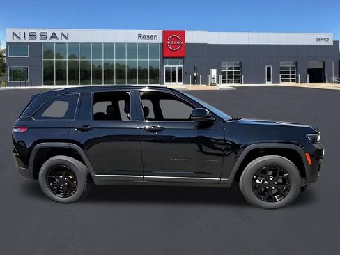 Used 2025 Jeep Grand Cherokee Altitude AWD/4WD image 2