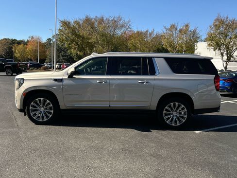 Used 2022 GMC Yukon XL Denali image 6