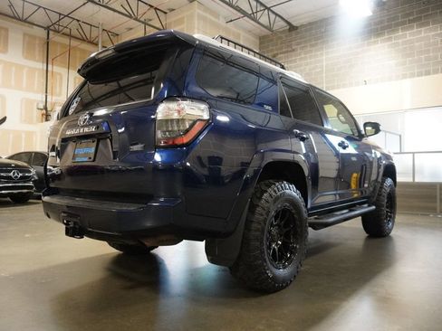 Used 2018 Toyota 4Runner SR5 AWD/4WD image 4