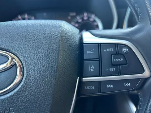Used 2023 Toyota Highlander XLE FWD image 25
