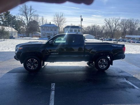 Used 2016 Toyota Tacoma TRD Sport image 5