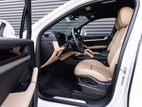 New 2025 Porsche Cayenne image 24