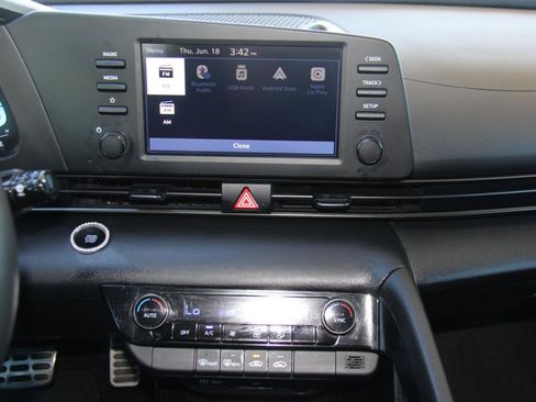 Used 2025 Hyundai Elantra Sport FWD image 16
