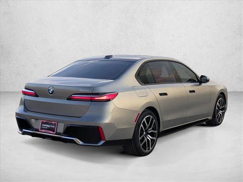 Used 2023 BMW 740i image 5