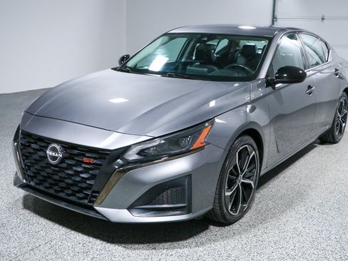 Used 2024 Nissan Altima 2.5 SR FWD image 29