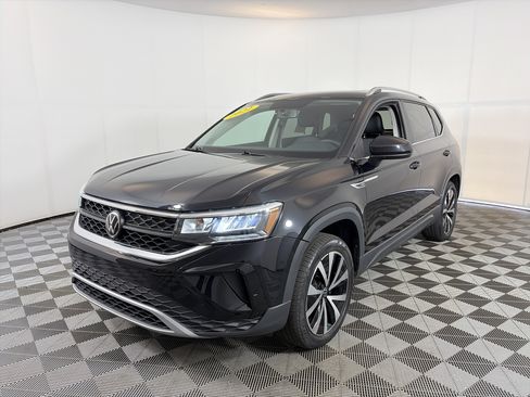 Used 2022 Volkswagen Taos SE FWD image 2