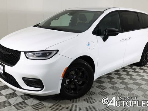 Used 2024 Chrysler Pacifica Select image 1