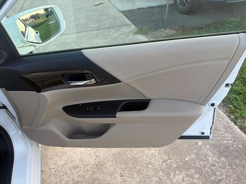 Used 2017 Honda Accord EX image 32