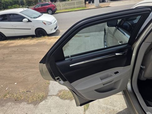Used 2006 Chrysler 300 Touring RWD image 12