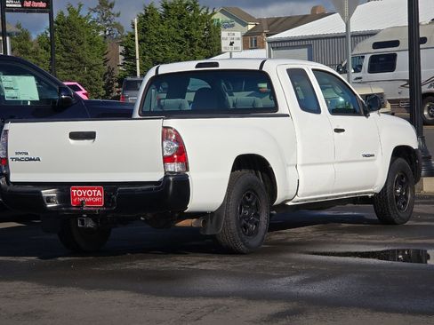 Used 2011 Toyota Tacoma PreRunner image 4