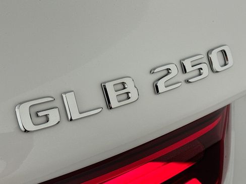 New 2026 Mercedes-Benz GLB 250 image 8