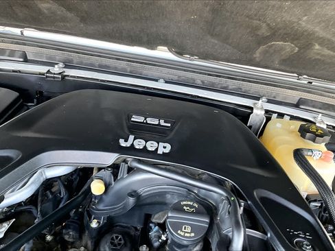 Used 2018 Jeep Wrangler Unlimited Sahara AWD/4WD image 29