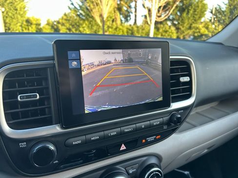 Used 2025 Hyundai Venue SEL image 19