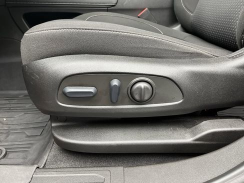 Certified 2023 GMC Acadia SLE w/ Driver Convenience Package image 10