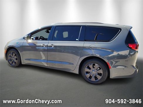 Used 2020 Chrysler Pacifica Limited w/ Advanced Safetytec Group image 3