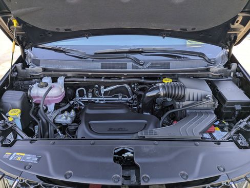 Used 2025 Chrysler Pacifica Select image 35