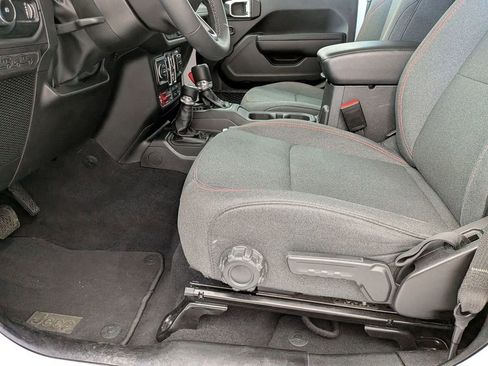 Used 2025 Jeep Wrangler Unlimited Rubicon AWD/4WD image 18
