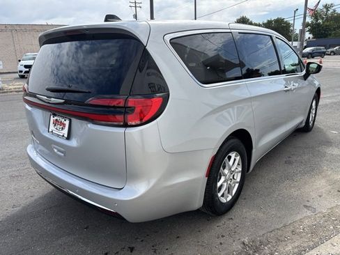 New 2026 Chrysler Pacifica Select image 8