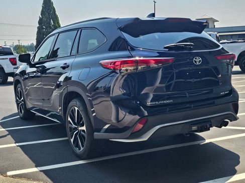 Used 2022 Toyota Highlander XSE AWD/4WD image 3