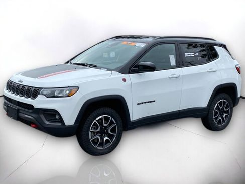 Used 2024 Jeep Compass Trailhawk image 2