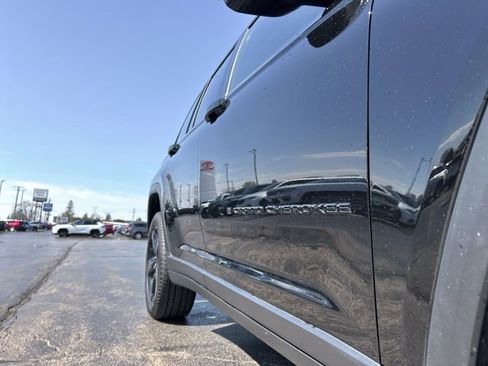 Used 2024 Jeep Grand Cherokee Limited w/ Black Appearance Package AWD/4WD image 19