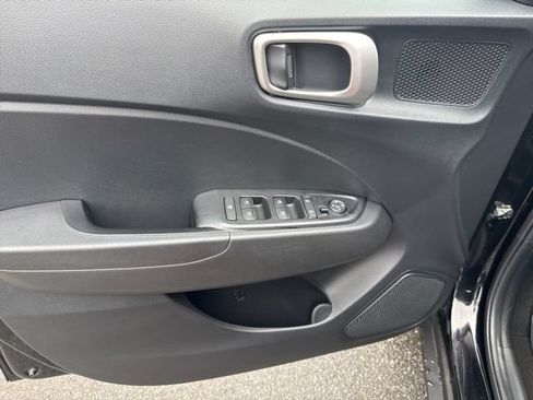 Used 2024 Hyundai Venue SEL FWD image 19