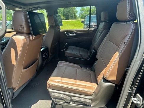 Used 2021 Chevrolet Suburban High Country RWD image 11