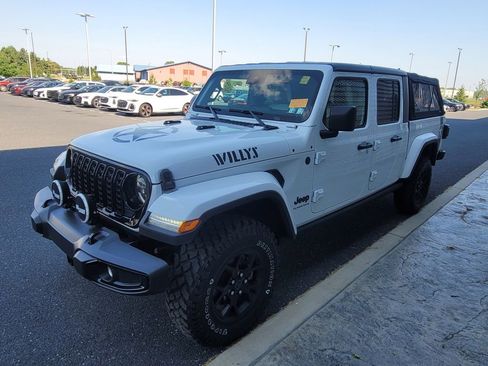 Used 2025 Jeep Gladiator Sport AWD/4WD image 10