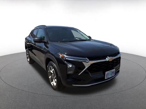 Used 2025 Chevrolet Trax LT w/ LT Convenience Package FWD image 3