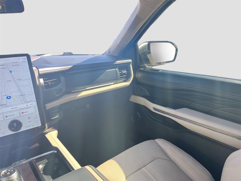 Used 2023 Ford Expedition Platinum image 25