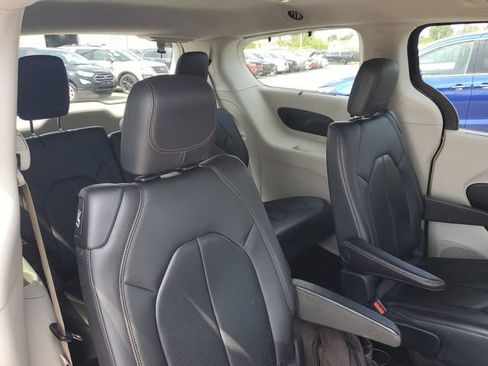 Used 2018 Chrysler Pacifica Touring-L Plus FWD image 26