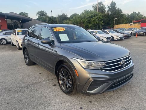 Used 2023 Volkswagen Tiguan SE FWD image 3