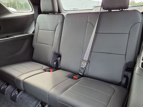 Used 2023 Chevrolet Traverse LT image 9