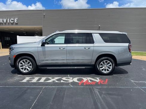 Used 2024 Chevrolet Suburban Premier w/ Premium Package RWD image 2