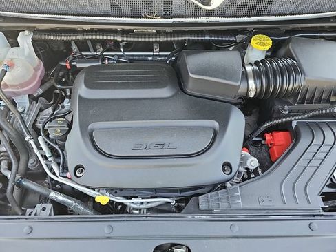 Used 2024 Chrysler Pacifica Touring-L FWD image 32