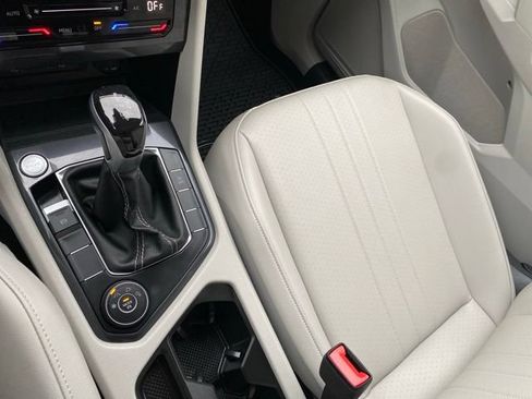 Used 2024 Volkswagen Tiguan SE w/ Panoramic Sunroof Package AWD/4WD image 11