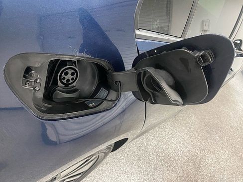 Used 2016 Volkswagen e-Golf SE w/ DC Fast Charging Package image 27
