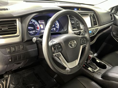 Used 2019 Toyota Highlander XLE AWD/4WD image 21