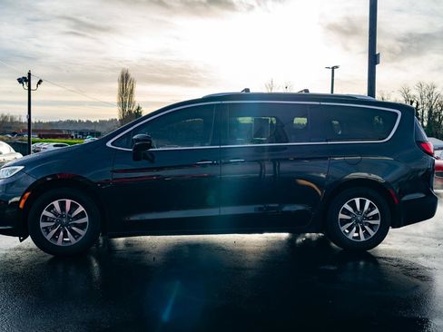 Used 2021 Chrysler Pacifica Touring-L image 13