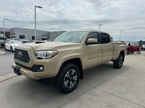 Used 2018 Toyota Tacoma TRD Sport AWD/4WD image 4