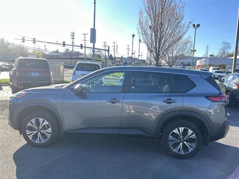 Used 2023 Nissan Rogue SV image 2