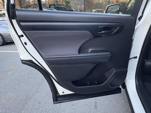 Used 2020 Toyota Highlander L image 23