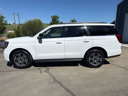 Used 2025 Ford Expedition Active AWD/4WD image 14