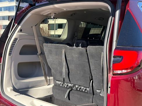 Used 2023 Chrysler Pacifica Touring-L image 9