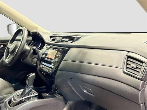 Used 2017 Nissan Rogue SV image 25