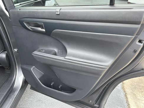 Used 2023 Toyota Highlander XLE FWD image 16
