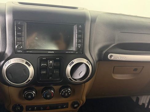 Used 2018 Jeep Wrangler Unlimited Sahara w/ Connectivity Group AWD/4WD image 19
