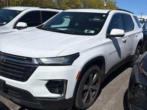 Used 2023 Chevrolet Traverse LT w/ LT Premium Package AWD/4WD image 3
